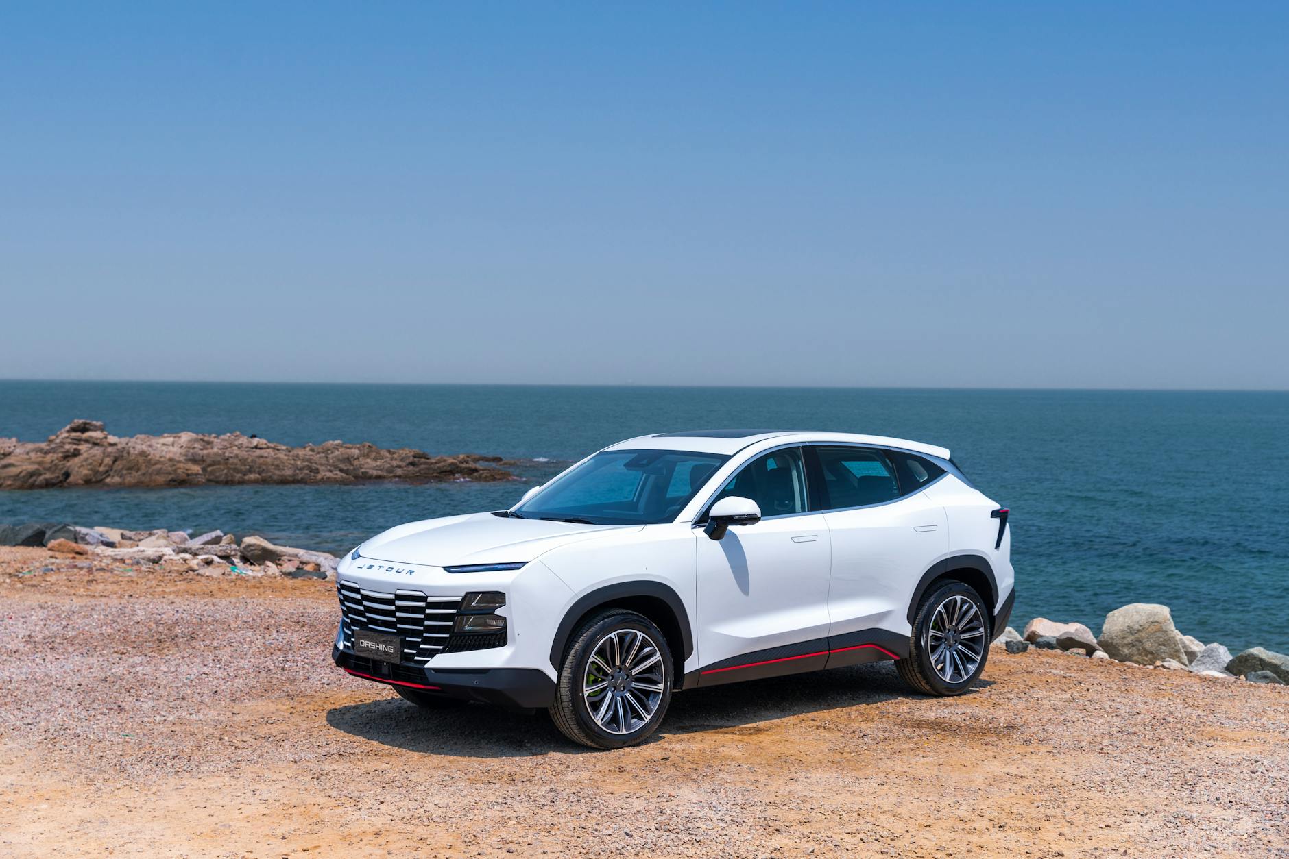 Biały Citroën C5 Aircross zaparkowany nad morzem w słoneczny dzień