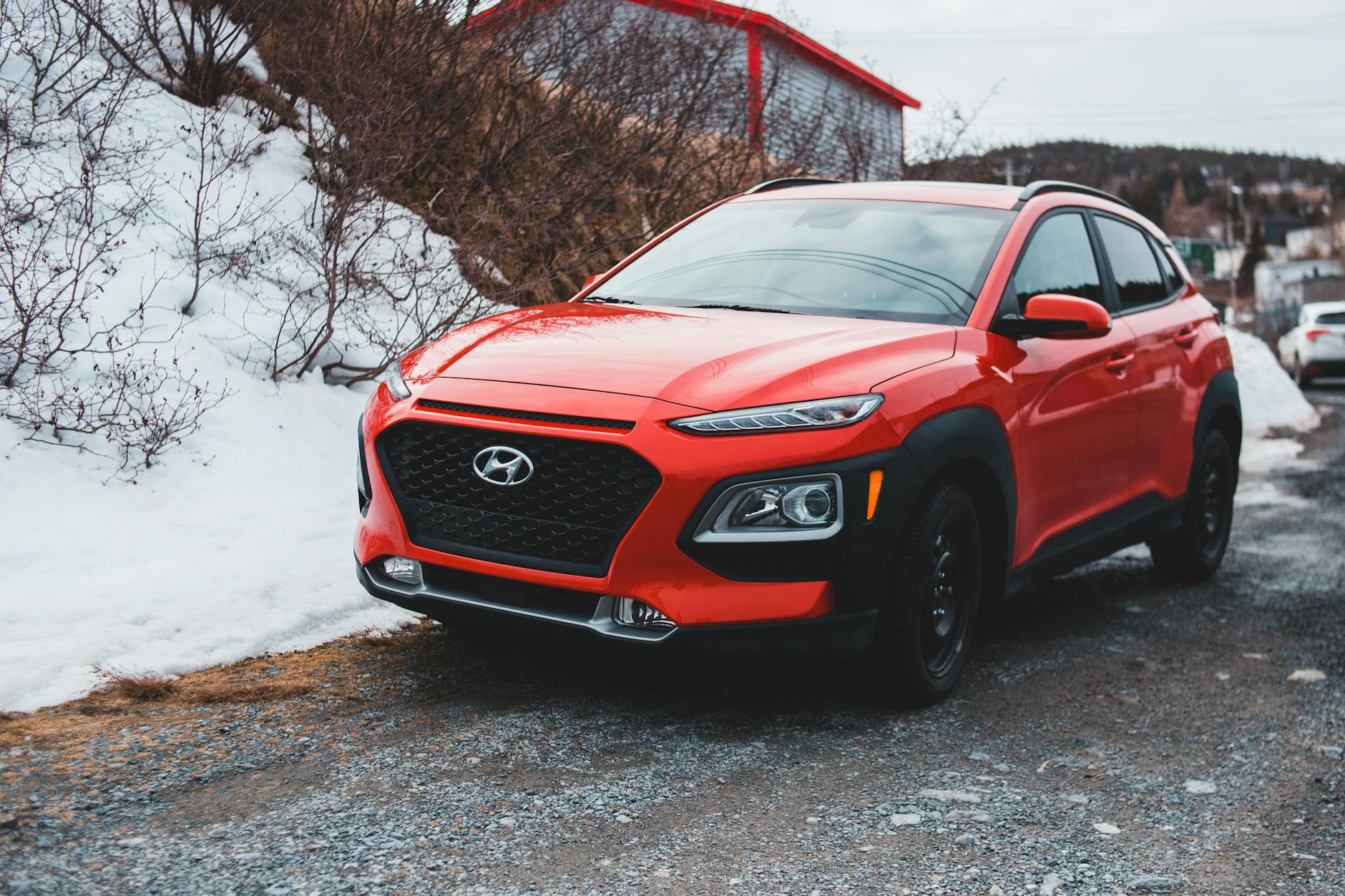 Czerwony SUV na zaśnieżonym parkingu w zimowy dzień