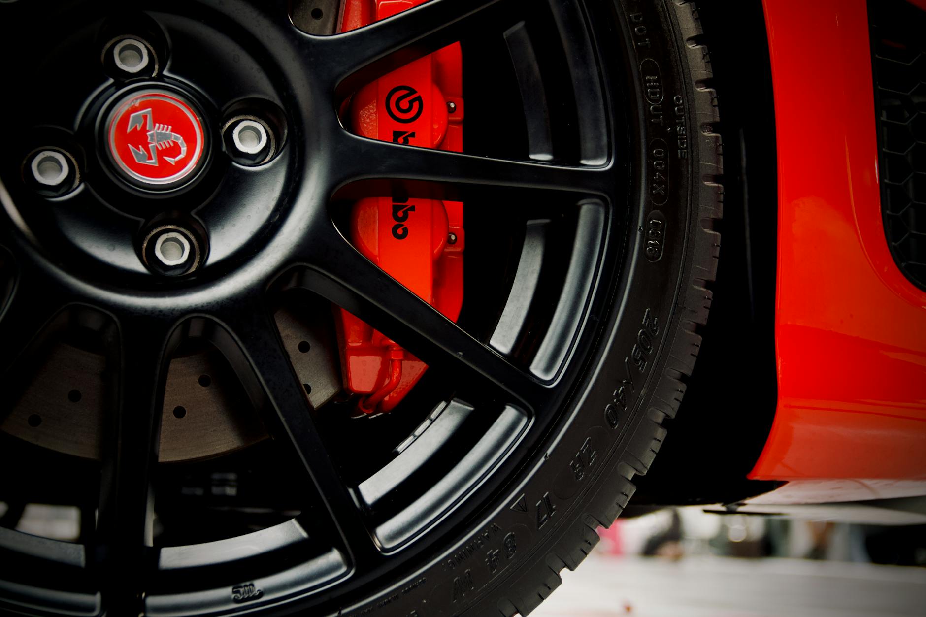 Czarna felga Lamborghini z czerwonym zaciskiem hamulcowym Brembo