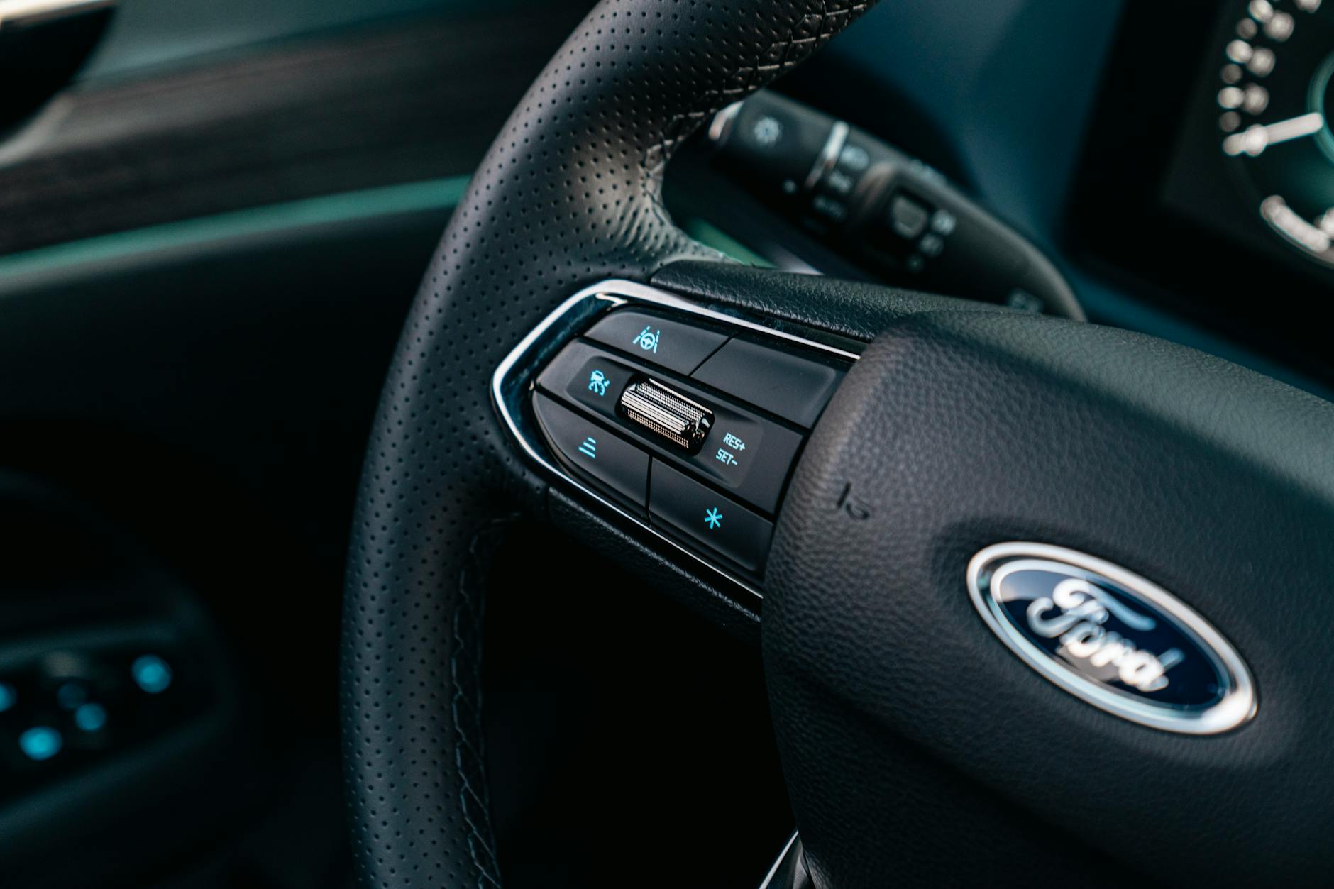 Kierownica Mazdy z przyciskami adaptacyjnego tempomatu
