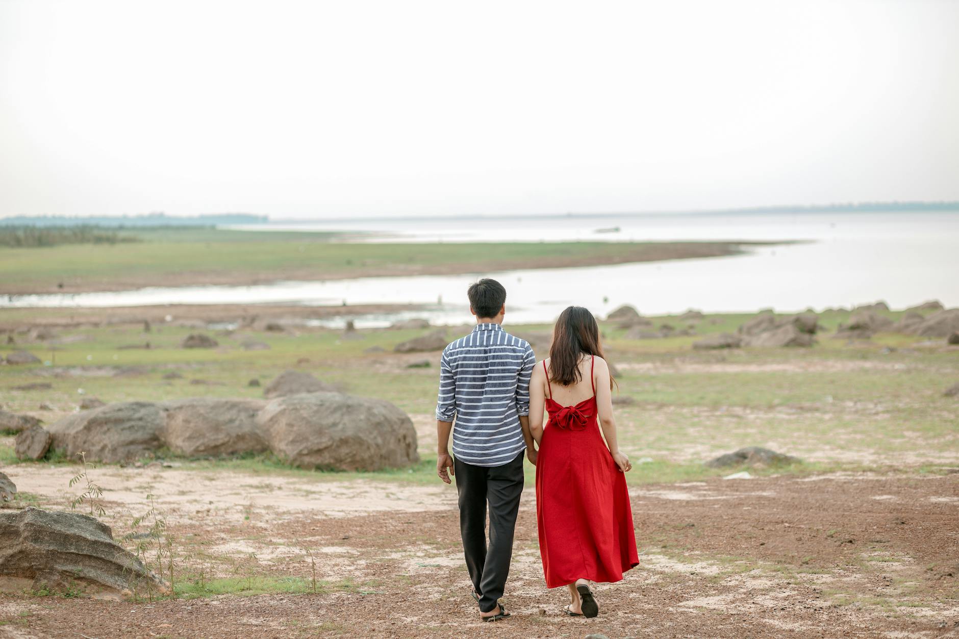 Para spaceruje za ręce brzegiem morza w Gdyni za dnia