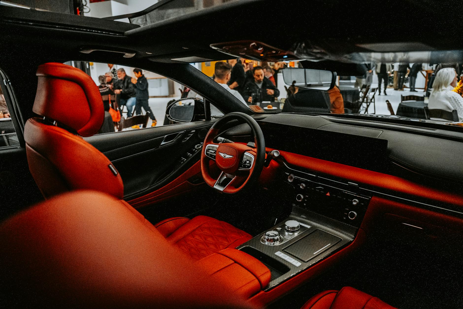 Luksusowe czerwone wnętrze Bentley’a z zaawansowaną konsolą centralną