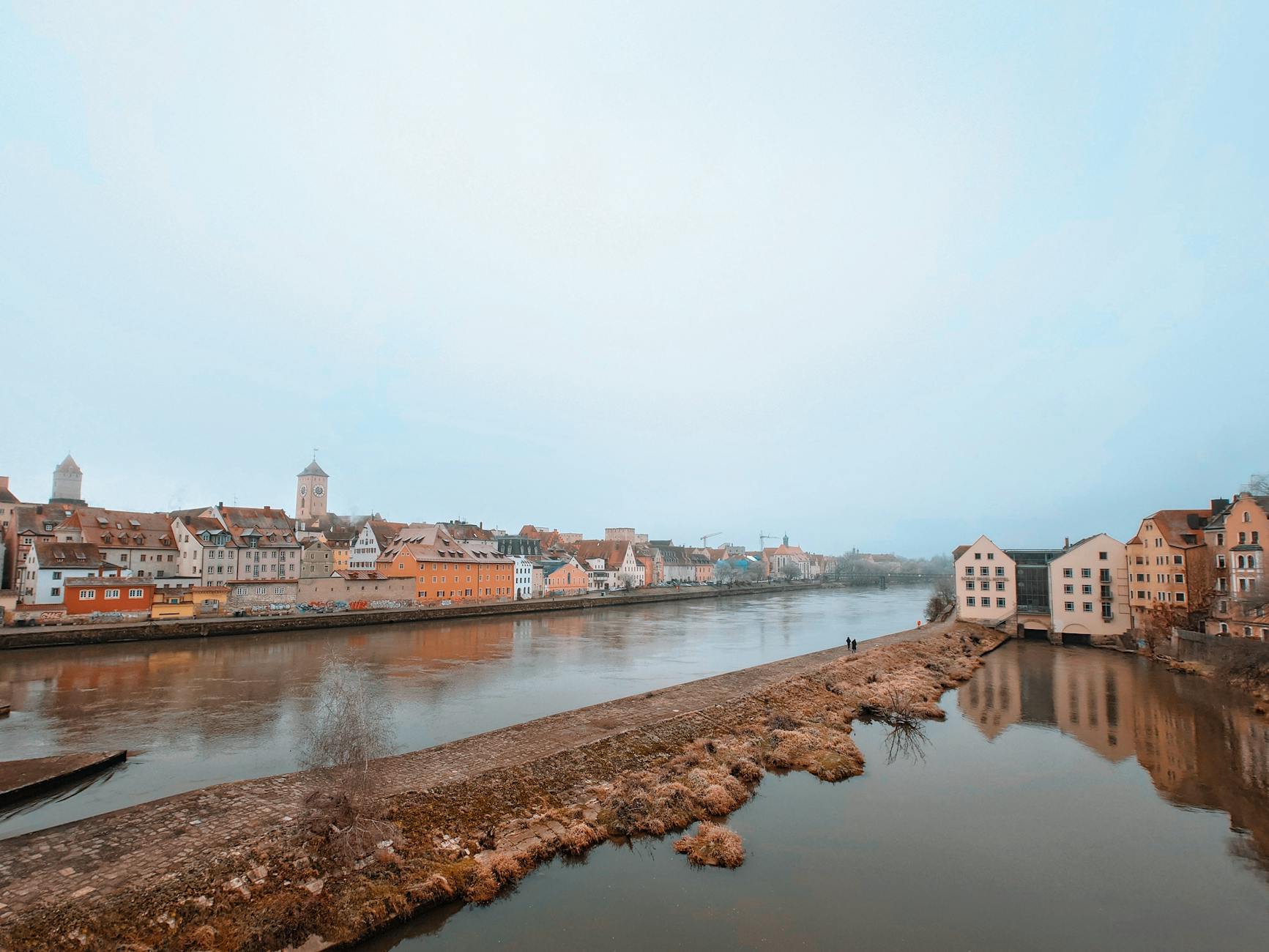 Historyczna starówka nad rzeką w słoneczny, spokojny dzień