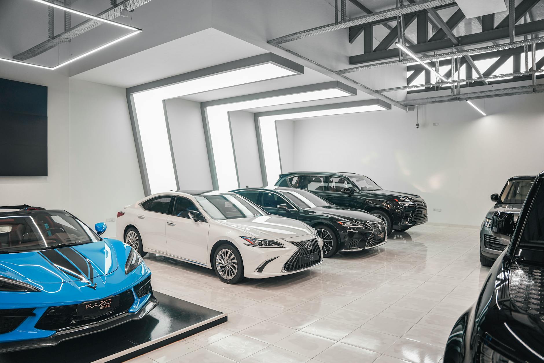 Luksusowe Porsche w nowoczesnym salonie samochodowym