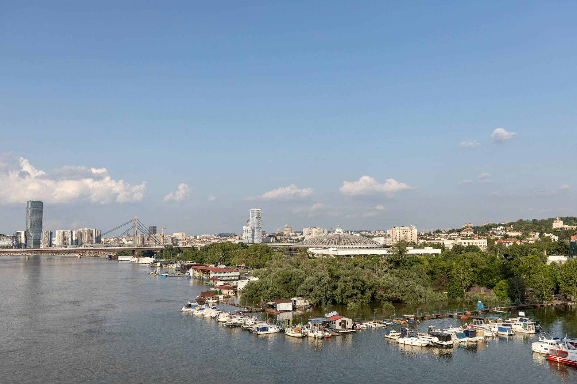 Panorama miasta nad rzeką z lotu ptaka o zachodzie słońca