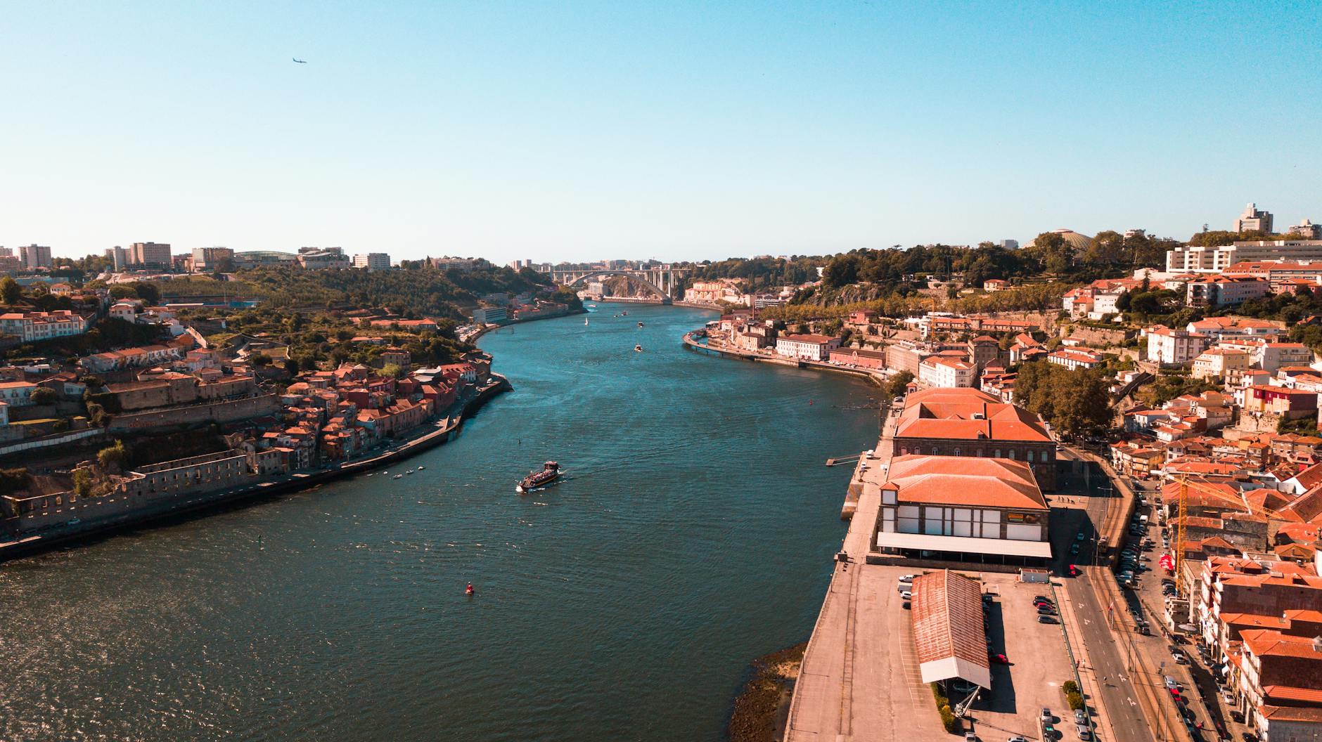 Panoramiczny widok Porto nad rzeką Douro z lotu ptaka