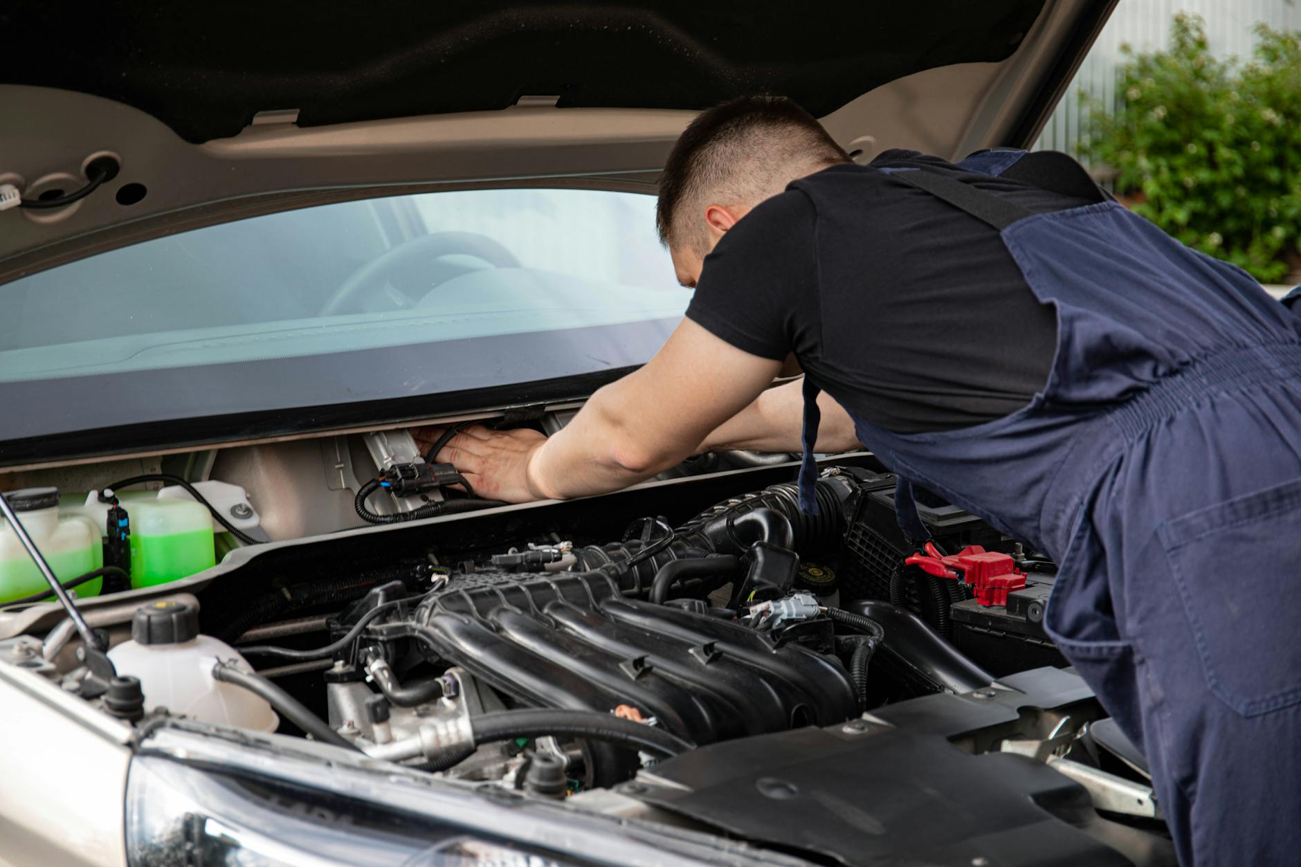 Najczęstsze błędy nowych właścicieli Geely: jak nie skrócić żywotności silnika, turbosprężarki i skrzyni automatycznej Mechanik wykonuje przegląd silnika w samochodzie marki Geely
