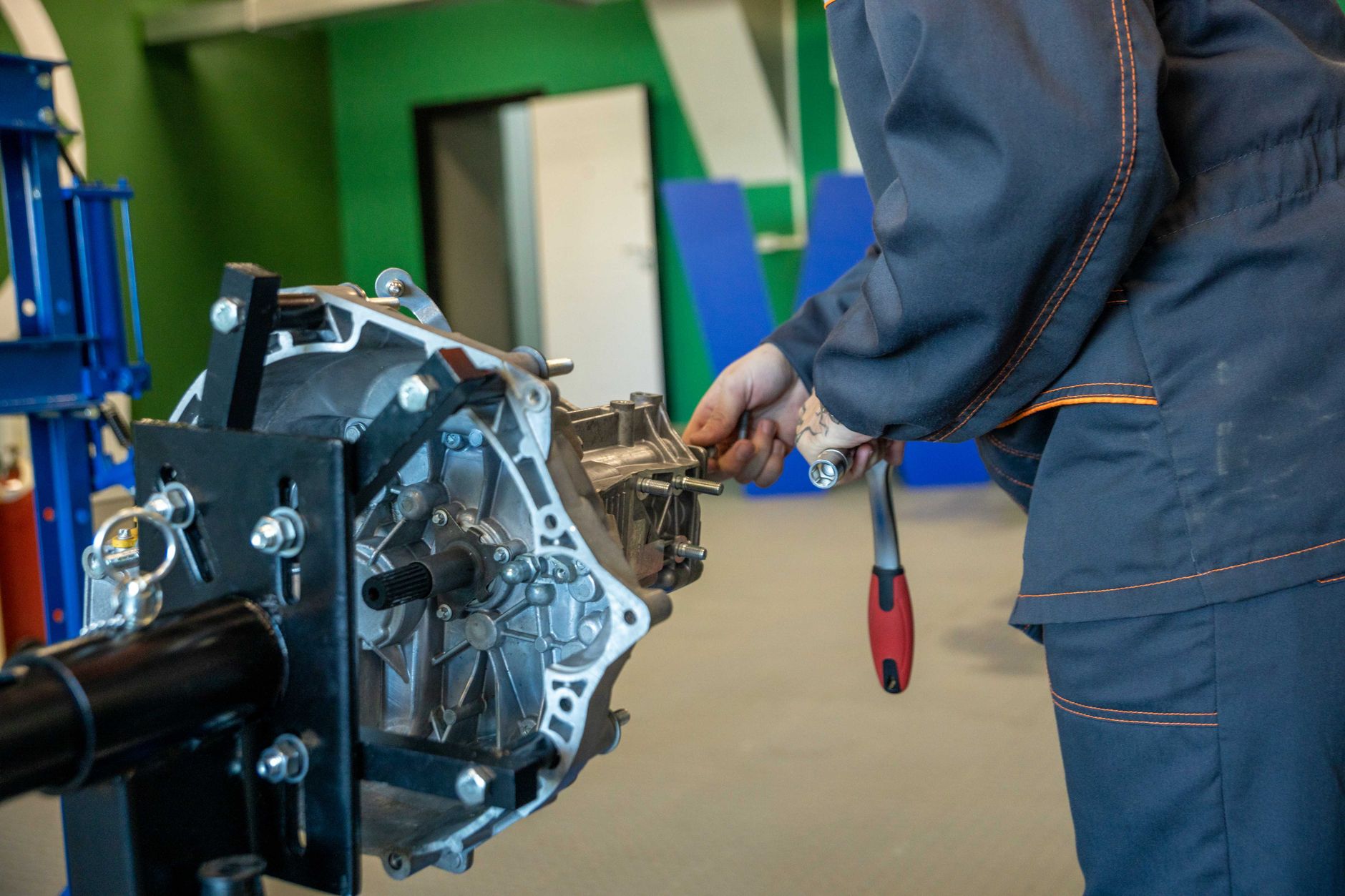 CVT w Subaru: fakty, mity, koszty napraw i jak przedłużyć jej żywotność Mechanik naprawia skrzynię CVT Subaru w warsztacie