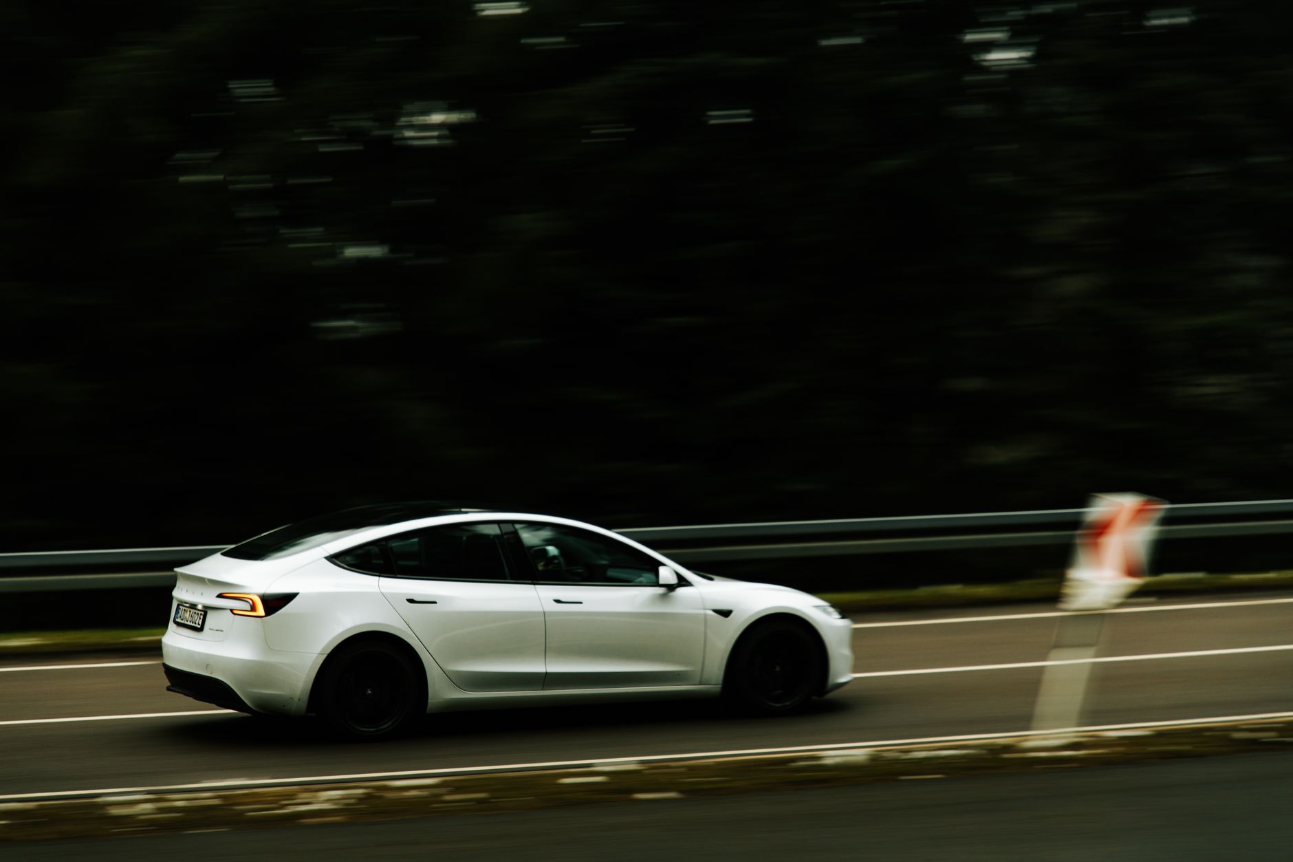 Elektryczna Tesla jadąca autostradą w Polsce, test realnego zasięgu
