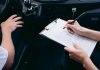 Ubezpieczenie Porsche w Polsce: jak nie przepłacić za OC i AC oraz na co uważać w ogólnych warunkach Dłonie wypełniające formularz ubezpieczenia Porsche wewnątrz auta