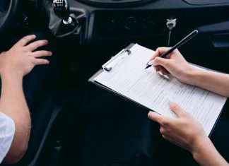 Dłonie wypełniające formularz ubezpieczenia Porsche wewnątrz auta